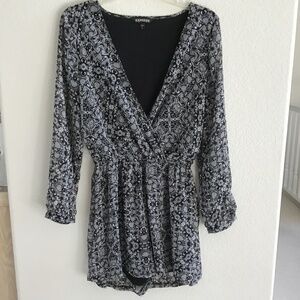 EXPRESS BLACK & WHITE ROMPER SIZE SMALL
